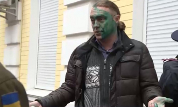 Видео дня: Экс-нардепа Игоря Мирошниченко облили зеленкой