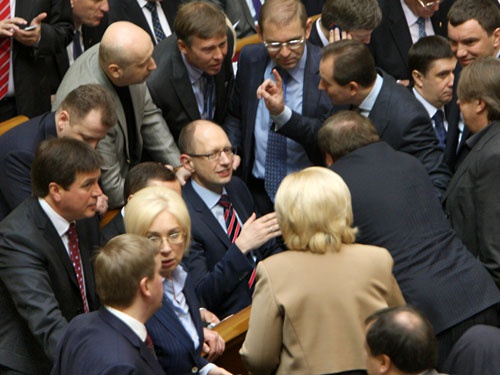 Глава фракции 'Батькивщина' Арсений Яценюк обезопасил себя от возможной отставки