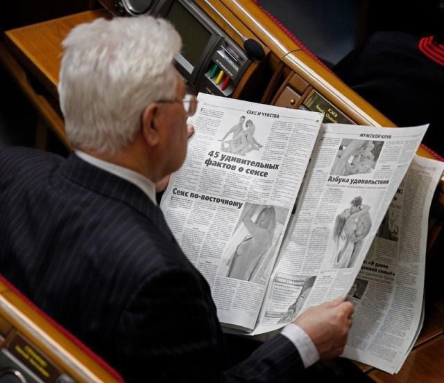 76-летний депутат ПР Леонид Исаев изучает 'Секс по-восточному' и 'Азбуку удовольствия' прямо в Раде
