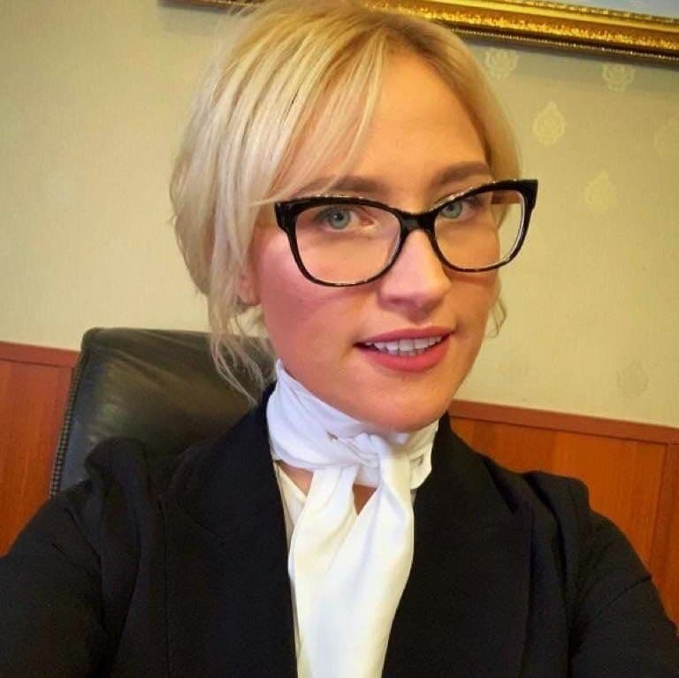 Молодая киевская прокурорша Мария Вдовиченко бесплатно живет в доме и ездит на чужом Range Rover