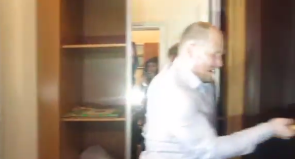 Видео дня: Сергей Каплин топором прорубил себе дорогу в кабинет чиновника