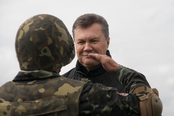 Виктора Януковича заподозрили в продаже оружия для ИГИЛ