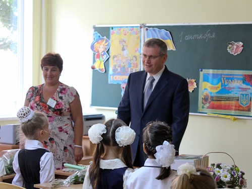 «Ганьба!»: В сети появилось видео освистывания Вилкула школьниками Днепропетровска