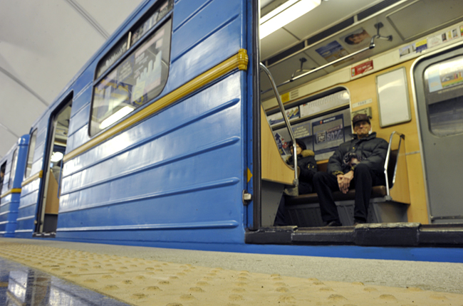 Киевлян просят не жертвовать деньги псевдоволонтерам в вагонах метро
