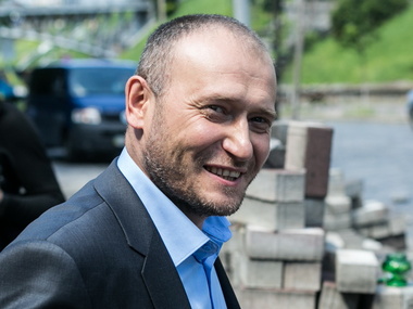 Дмитрий Ярош провел журналистам экскурсию по своему дому