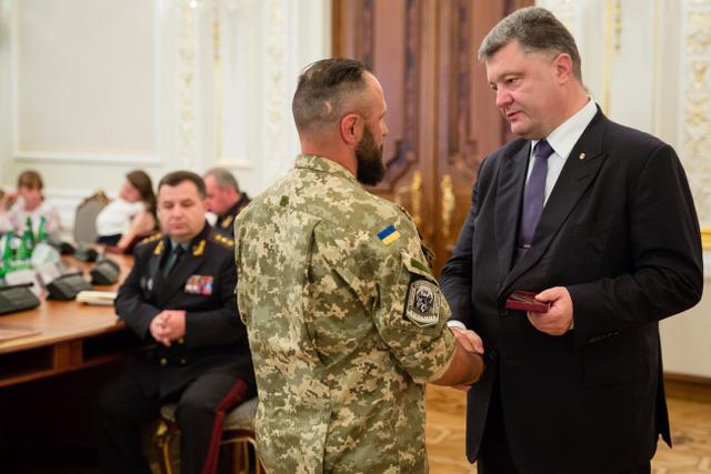 Порошенко посмертно наградил «киборгов» за оборону Донецкого аэропорта