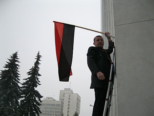 Депутата Тернопольского облсовета Владимира Стаюра оштрафовали за вывешенный флаг УПА