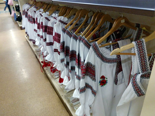 Фотофакт: Магазины Донецка завешены вышиванками