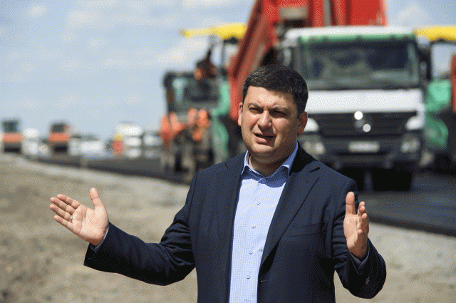 Гройсман рассказал о ситуации с ремонтом дорог в Украине