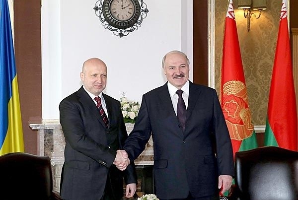 Лукашенко показал Александру Турчинову секретные украинские карты