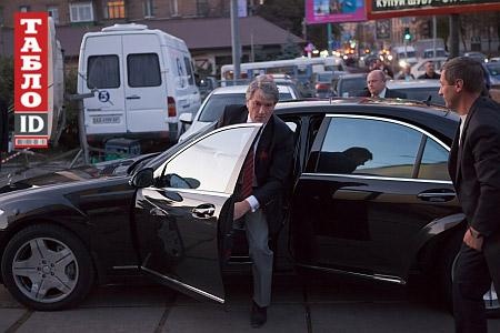 Компромат дня. 5.04.2012. Ющенко ездит на элитном 'Mercedes' S-класса. Авто оформлено на подставное лицо