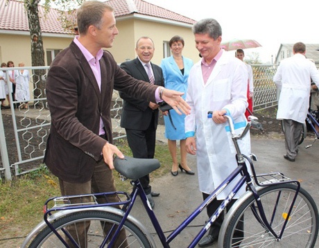 Ярослав Москаленко пиарится на 'медицинских' велосипедах за государственные деньги