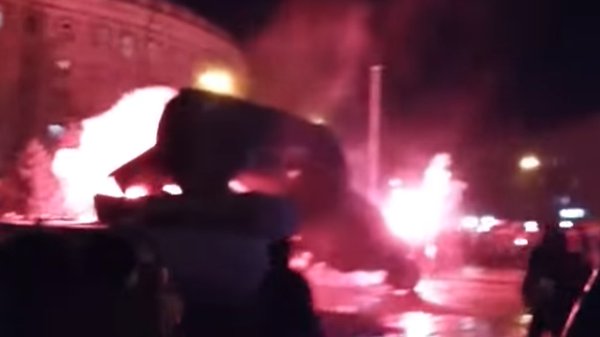В Днепропетровске активисты снесли памятник Петровскому. ВИДЕО