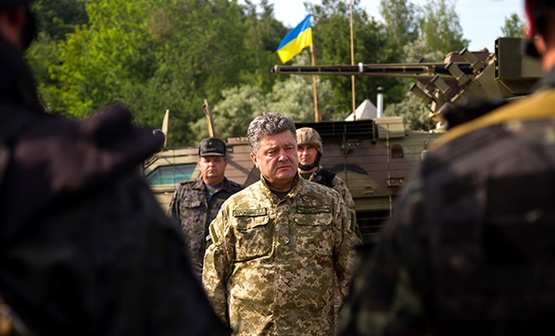 Суд отказался обязать Петра Порошенко объявить военное положение в Украине