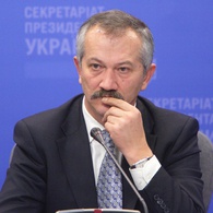 Виктор Пинзеник утверждает, что украинские пенсионеры оплачивают счета богачей