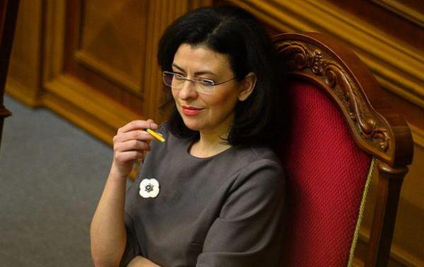 Дело-то житейское: Оксана Сыроед выбирала чулки в президиуме Рады