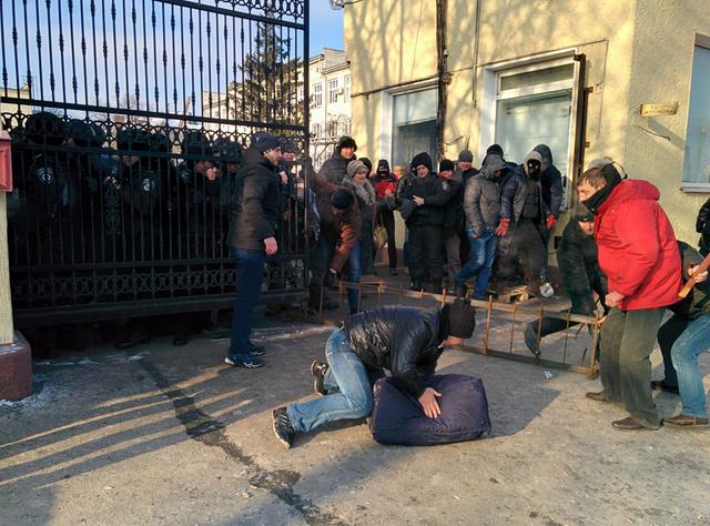 Собственники «Житомирських ласощів» просят Авакова и Деканоидзе не допустить кровопролития на предприятии