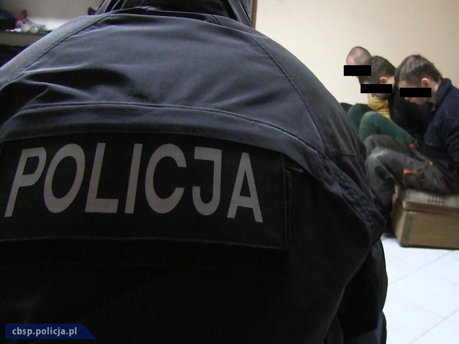 В Польше на подпольной табачной фабрике арестовали 58 украинцев. ВИДЕО