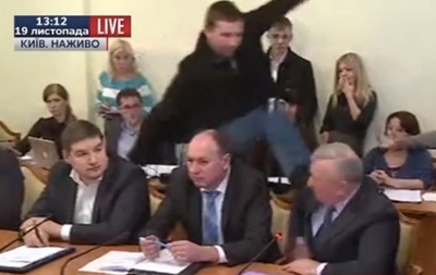 Владимир Парасюк избил ногами СБУшника прямо на заседании комитета ВР