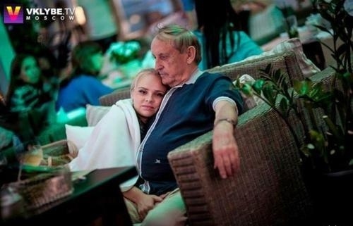 Молодая незнакомка ощупала интимное место 74-летнего нардепа-'регионала' Вячеслава Богуслаева