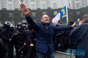 Арсений Яценюк заявил, что он с украинцами по одну сторону баррикад