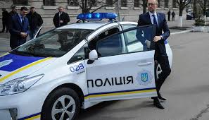 Другая реальность: Арсений Яценюк уверен, что в Украине на дорогах больше не берут взятки