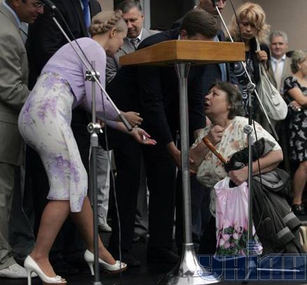 Женщина упала на колени перед Тимошенко с просьбой дать денег на операцию