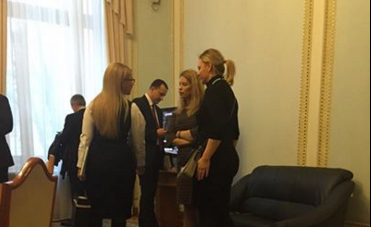 Фотофакт: Юлия Тимошенко ради Яценюка распустила косу 