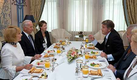 Ющенко накормил Байдена варениками и икрой