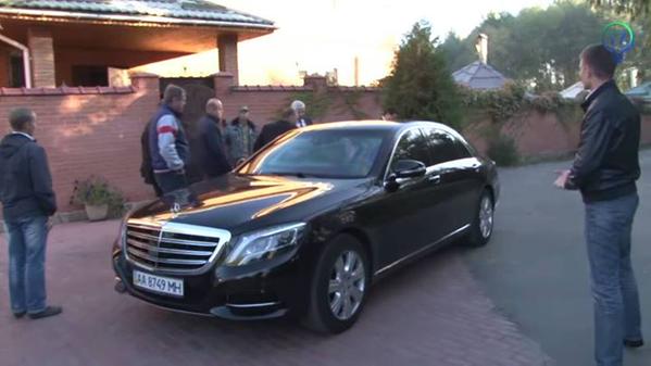 Виктор Шокин ездит на Mercedes за 19 млн с номерами от Skoda