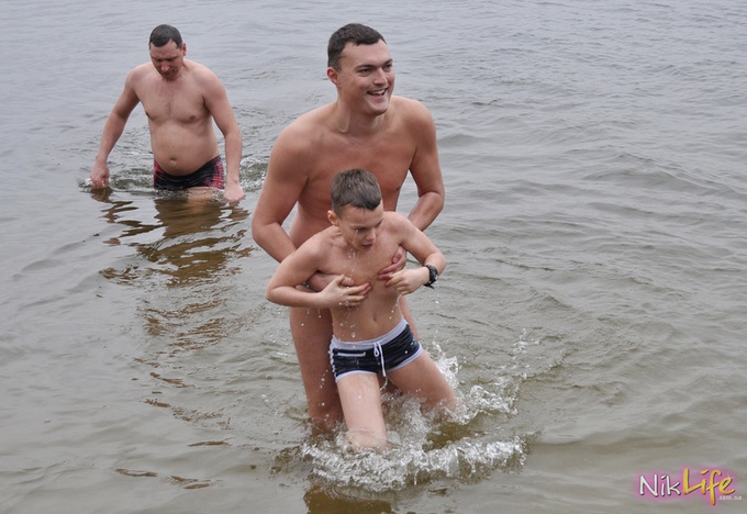 Глава Николаевского облсовета Игорь Дятлов часто ныряет с сыном в холодную воду