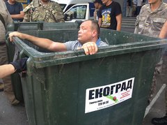 В Одессе активисты устроили «мусорную люстрацию» главе регионального отделения Фонда госимущества