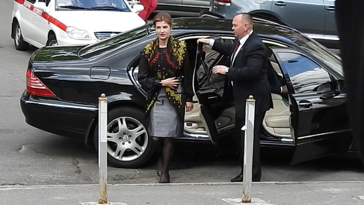 Фотофакт: Марина Порошенко ездит на Mercedes со свитой охраны