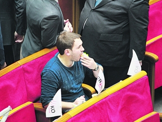 Фотофакт: В зале парламента Алексей Лозовой уплетал бутерброд с красной рыбой