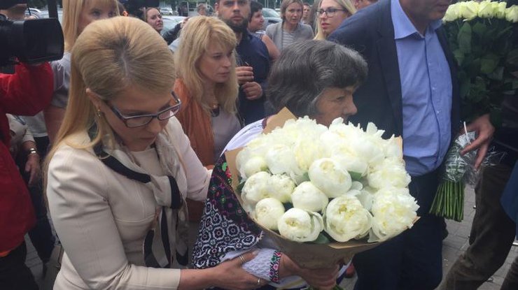 Савченко таки призналась, почему не приняла букет от Тимошенко