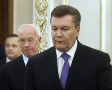 Печерский суд арестовал пенсии Януковича и Азарова на счетах Ощадбанка