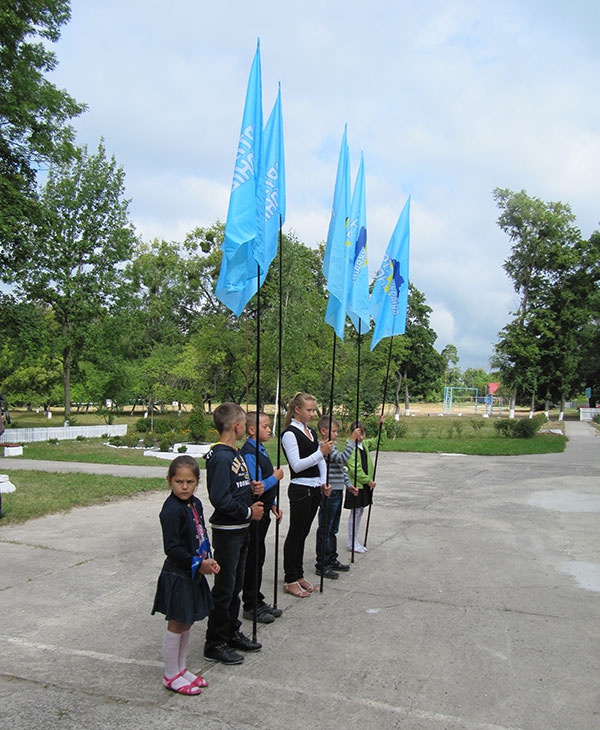 В Хмельницкой области скандал. Малолетних школьников заставили держать флаги Партии регионов перед губернатором Василием Ядухой