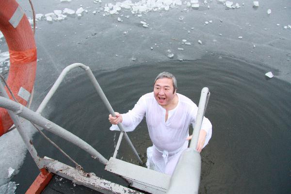 Фотофакт: Александр Син окунулся в воды Днепра и был на седьмом небе