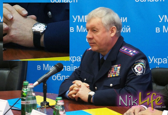 Генерал Валентин Парсенюк подарил одни из своих часов журналистке
