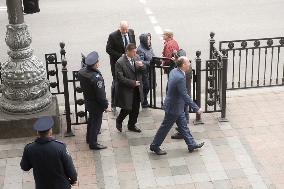 Фотофакт: Андрей Парубий добирается на работу пешком