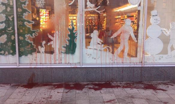 Фотофакт: Во Львове облили красной краской витрину магазина Roshen