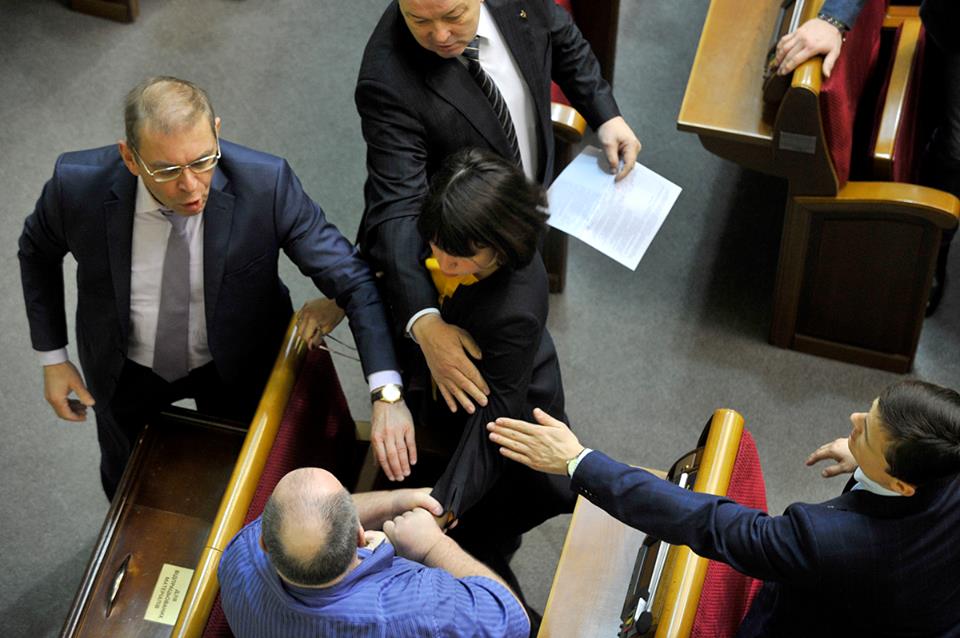 Татьяна Черновол поцарапала лицо коллеге, а депутаты едва не подрались. ВИДЕО