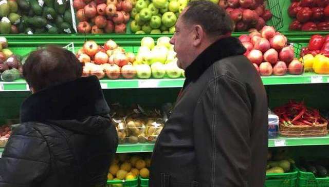 Фотофакт: Петр Мельник свежий и улыбающийся разгуливает столичными супермаркетами