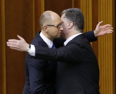 Мнение: Зачем Арсений Яценюк поднял руку на Петра Порошенко