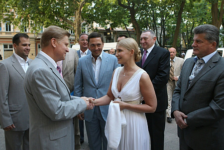 Тимошенко открыла декольте на сцене оперы(фото)