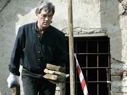 Виктор Ющенко заканчивает строительство своей дачи и уже нанимает поваров и официантов
