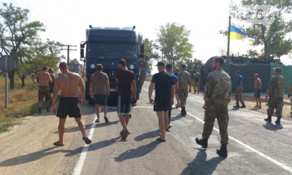 ЧП: На границе с Крымом дальнобойщик таранил активистов