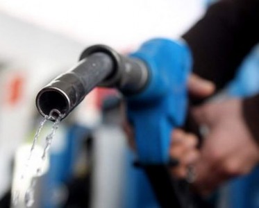 Деньги: Почему на украинских АЗС не дешевеет бензин