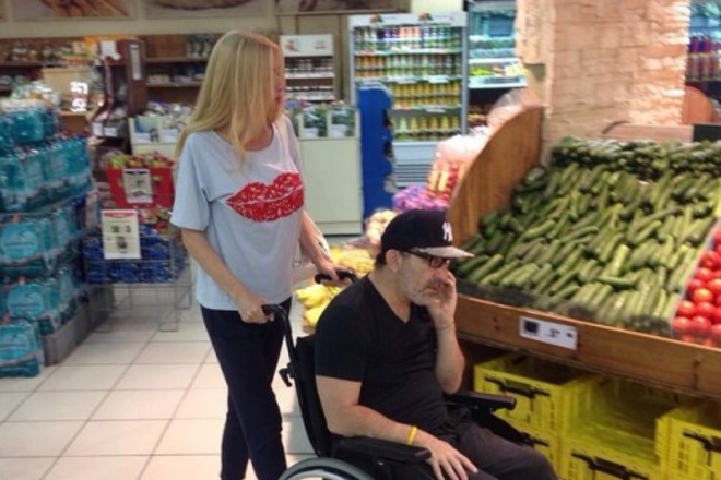 Геннадий Кернес опубликовал фото похода в супермаркет в инвалидном кресле