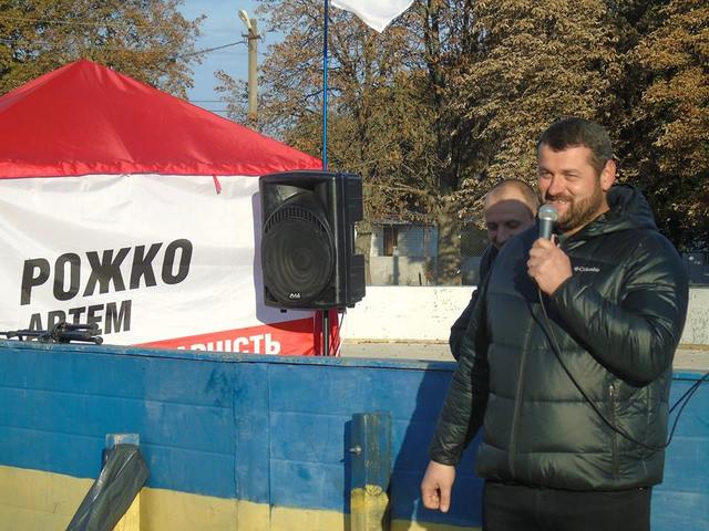 На Черниговшине кандидат от партии власти Артем Рожко подкупает изберателей курами и водкой
